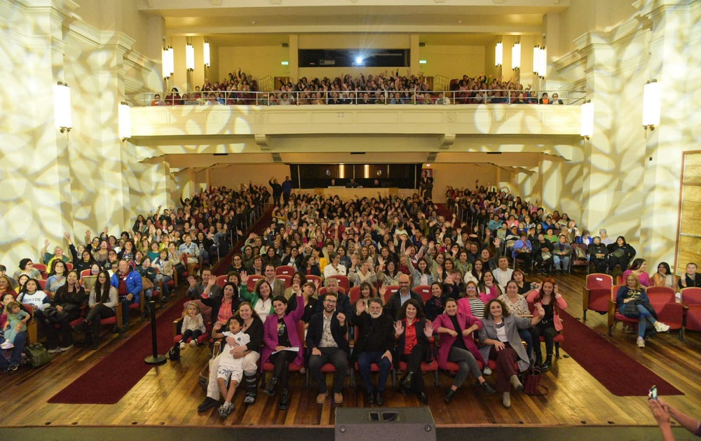 Con masiva asistencia en el Teatro Regional Cervantes el Gobierno Regional homenajeó a mujeres de Los Ríos