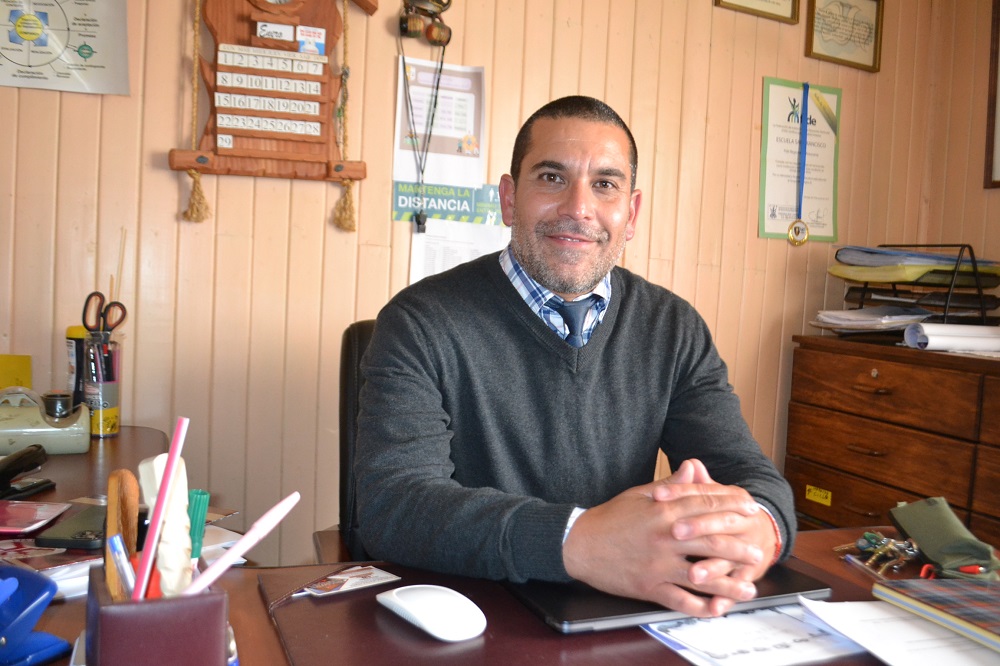 Docente Julio Adolfo Gutiérrez, es el nuevo director de la escuela San Francisco de Lanco