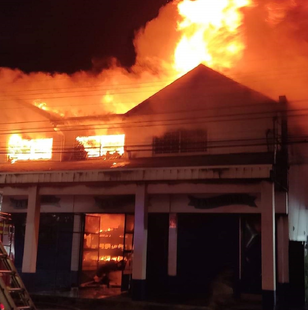 Incendio en Loncoche consumió supermercado La Mundial