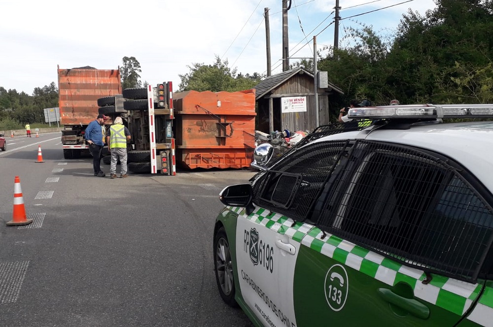 Acoplado de camión con residuos volcó en el sector Cayumapu