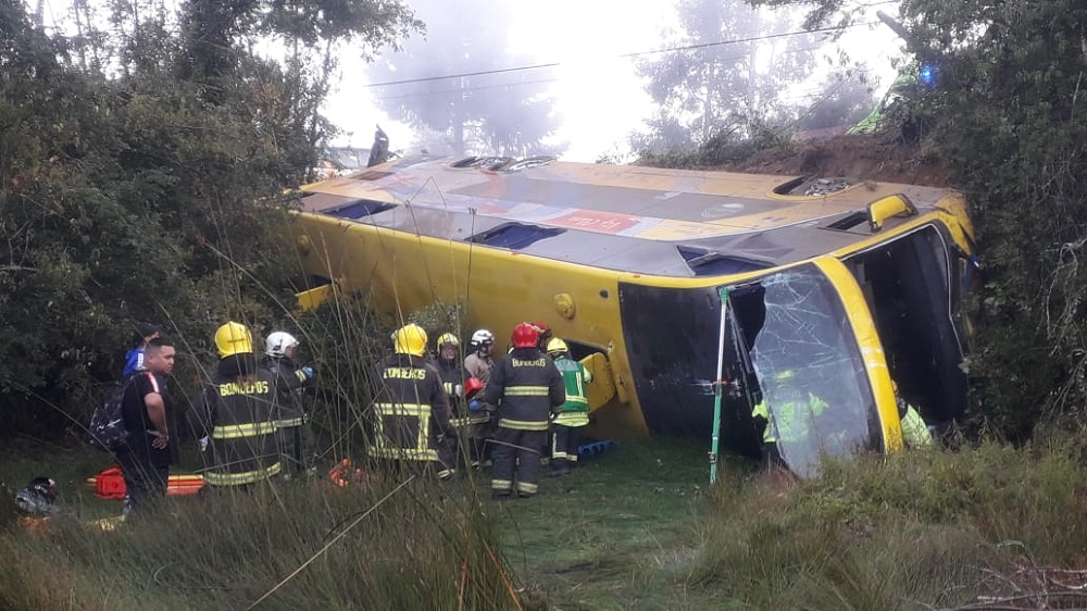 Lesionados de diversa consideración deja volcamiento de bus en el sector Quilche-Lanco