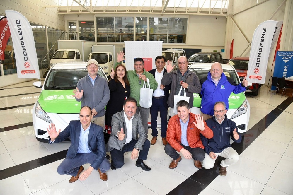 Entregan primeros colectivos del programa Mi Taxi Eléctrico en la región de Los Ríos