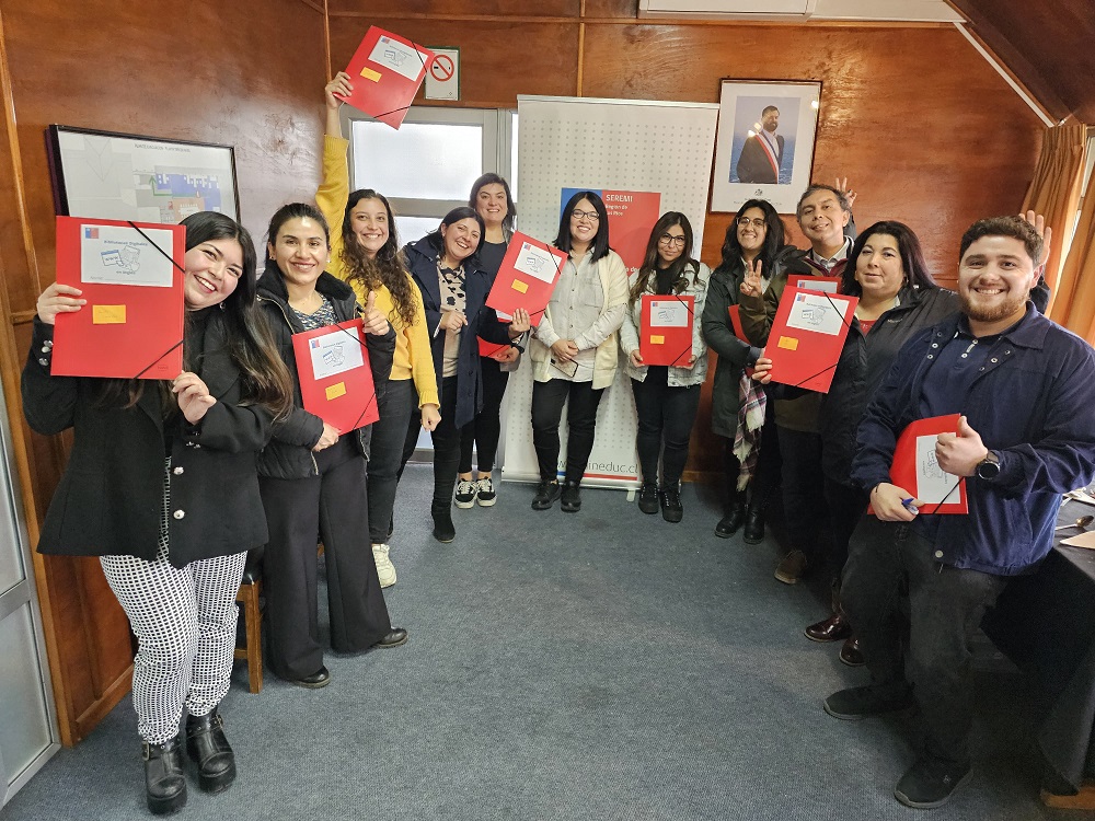 Escuelas de Antilhue y Aylín beneficiadas con la Biblioteca Digital del Programa Inglés Abre Puertas