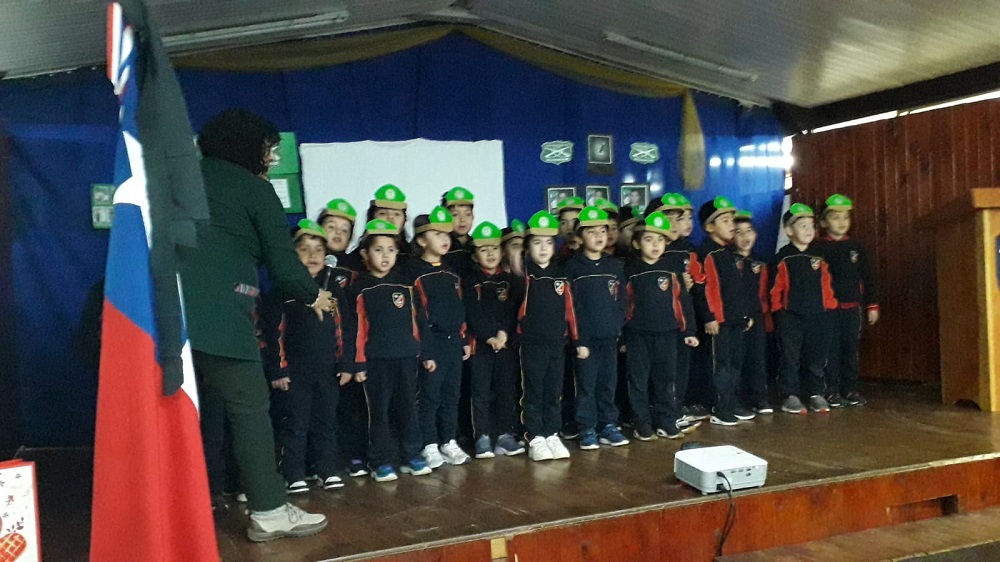 Escuela Felipe Barthou rinde especial homenaje a Carabineros de Chile en emotivo acto