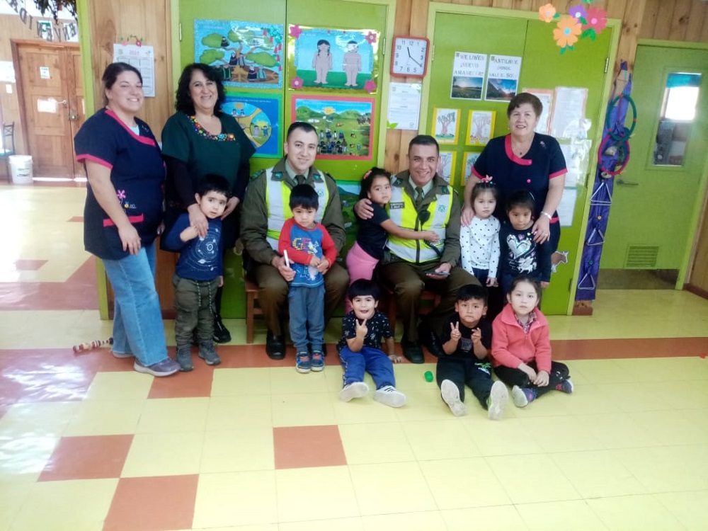 Niños y Niñas del Jardín Infantil We-Liwen de Antilhue fueron visitados por Carabineros en Malalhue