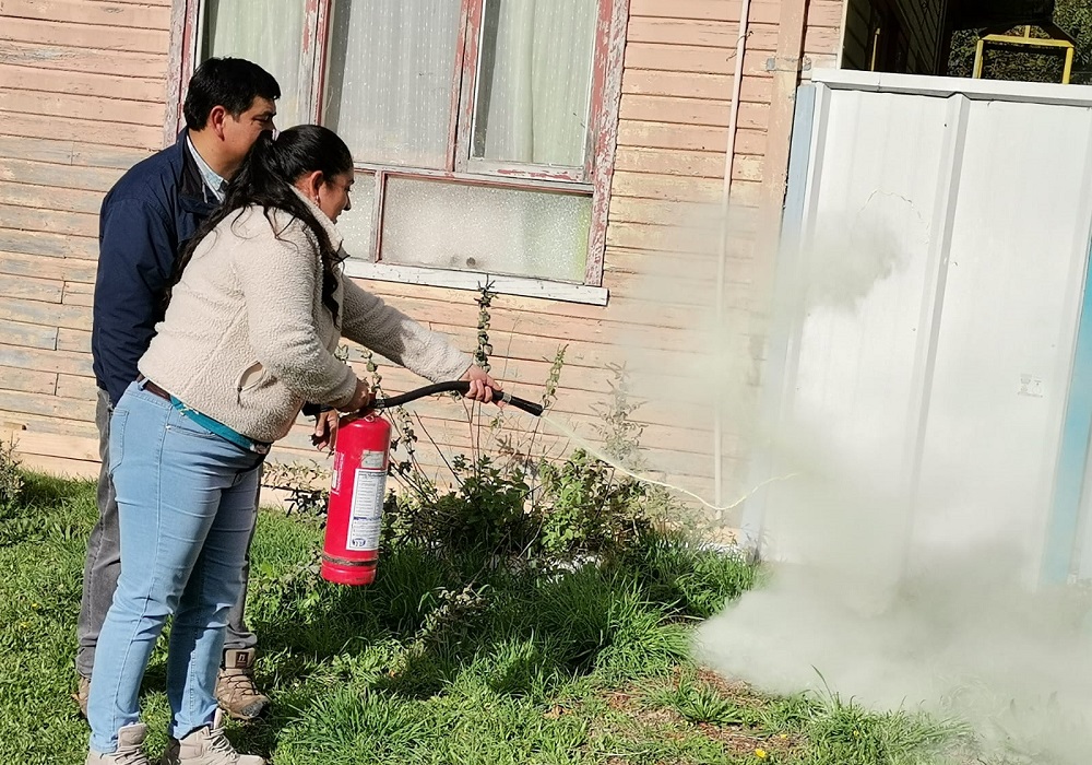 Equipos de jardines infantiles VTF del DAEM de Lanco fortalecen competencias en uso de extintores