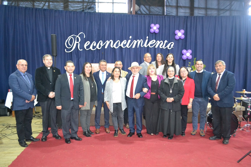 Liceo Bicentenario Padre Alcuino homenajeó a Vildo Salazar quien se acoge a retiro luego de 42 años de servicio