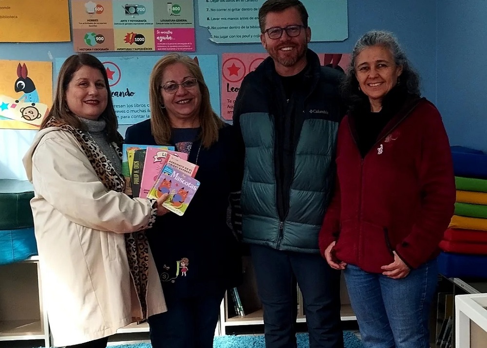 Biblioteca CRA de la escuela Felipe Barthou recibe importante donación de libros de COPEC Lanco