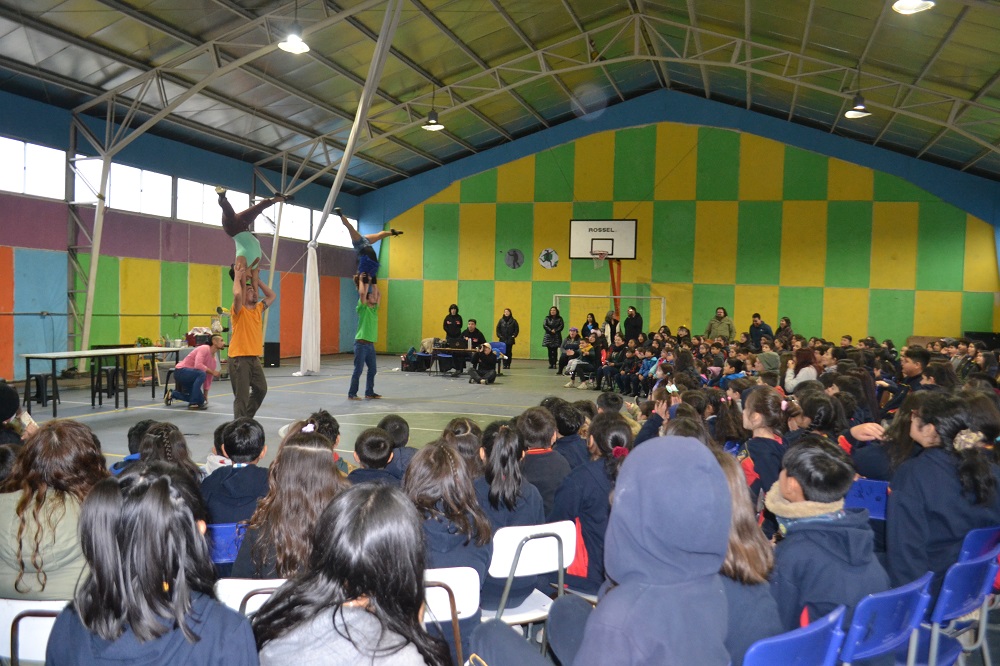 Con una presentación circense  escuela Felipe Barthou celebra el Día del Estudiante