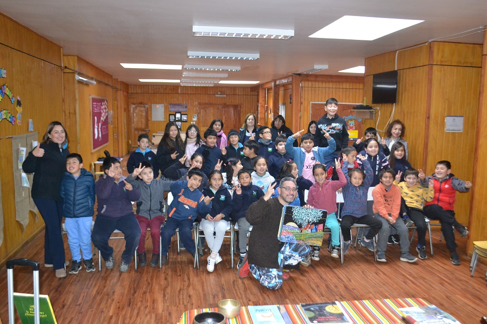 Ciclo de Cuenta Cuentos llega a las escuelas de Aylín y Antilhue: Fomentando el amor por la lectura en los estudiantes