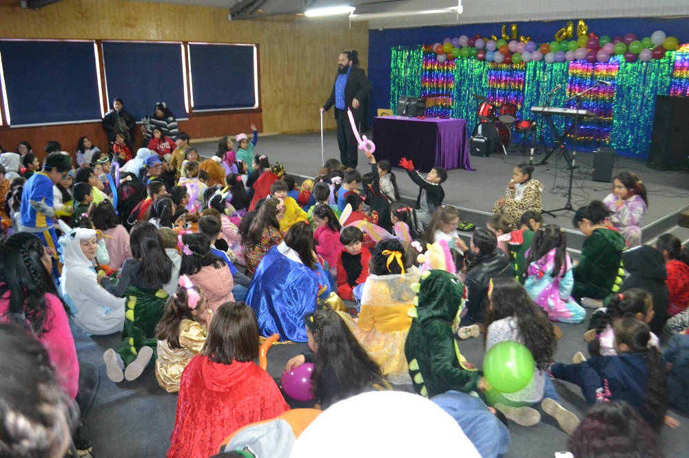 Estudiantes de la Escuela Alberto Córdova Latorre celebran su Día con colorida Fiesta de Disfraces