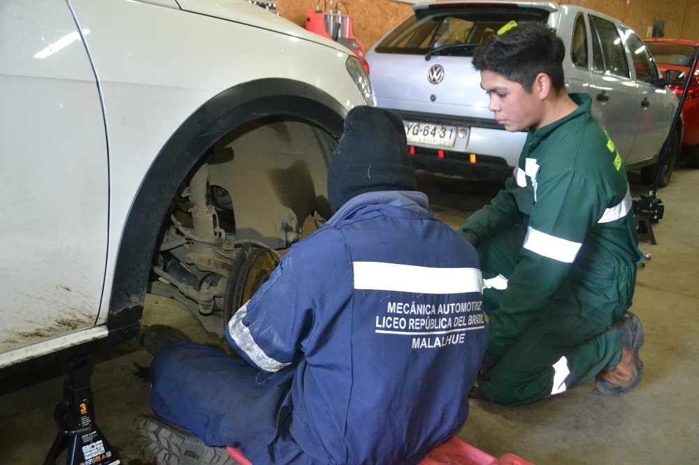 Mecánica Automotriz del Liceo Rep. del Brasil de Malalhue inició servicio de mantenimiento de vehículos livianos