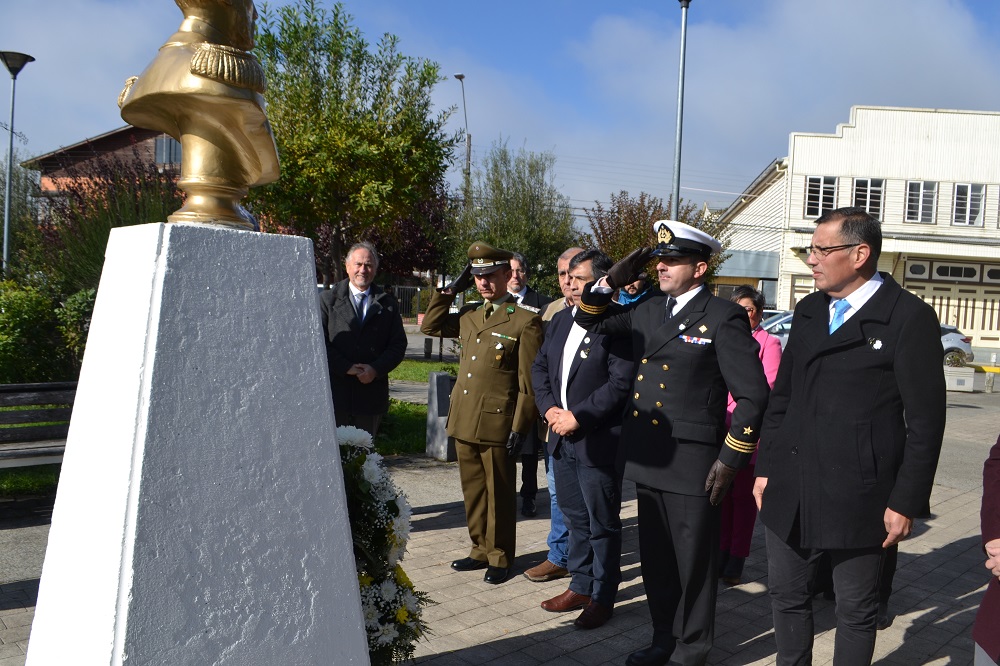 Autoridades de Lanco depositaron ofrenda floral ante monumento de Prat, frente al Teatro Galia