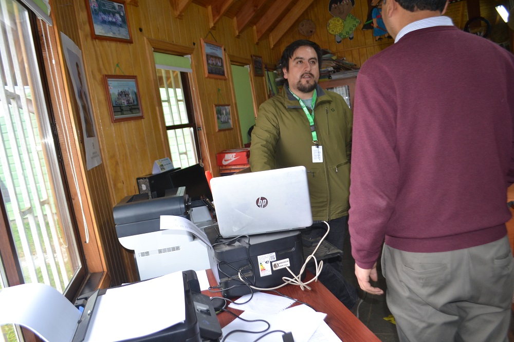 Importante labor en soporte técnico realiza profesional informático del DAEM de Lanco en colegios municipales