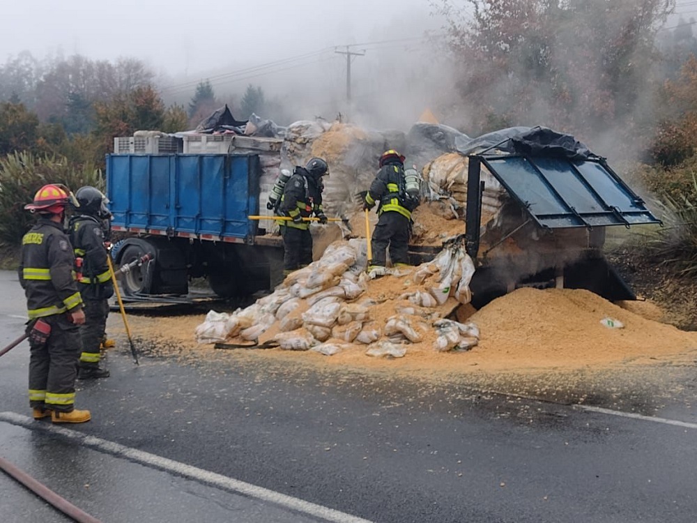 Falla mecánica provocó incendio en remolque de camión que transitaba por la Ruta 5