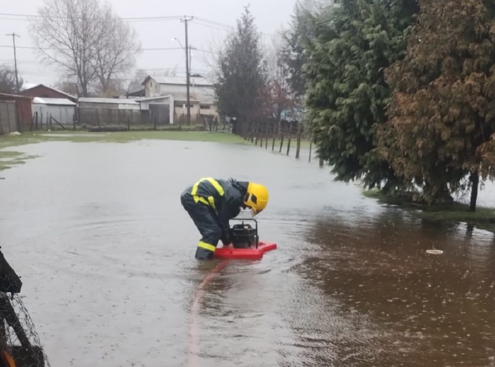 Bomberos Voluntarios de Lanco y Malalhue realizan intenso trabajo ante sistema frontal que afecta la zona