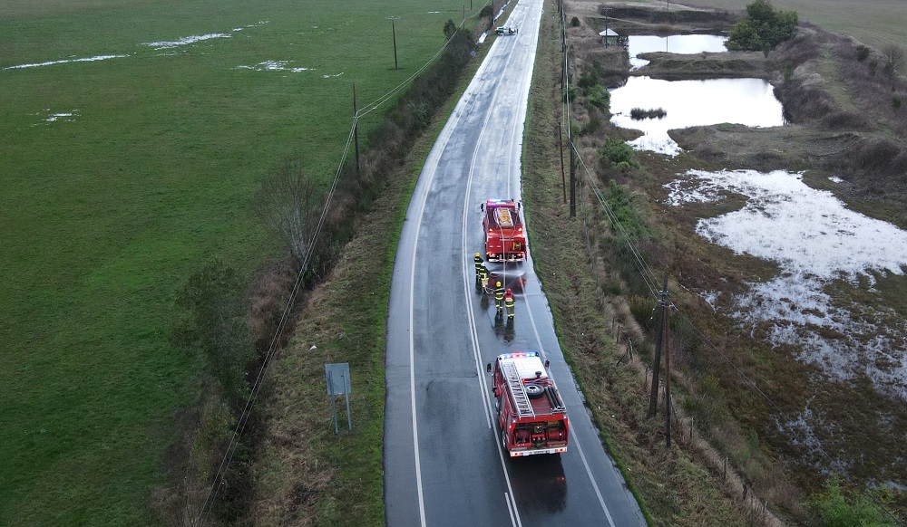 Bomberos de Lanco y Malalhue realizan arduo trabajo de limpieza de la Ruta CH-203