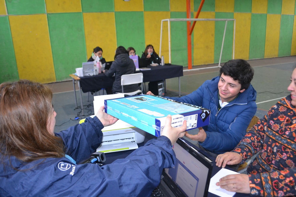 Entregan de 143 computadores a estudiantes de la comuna de Lanco a través de la Beca TIC