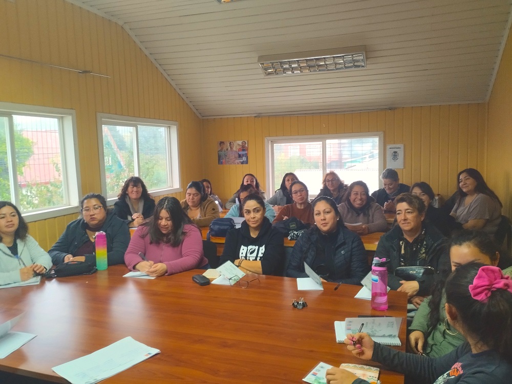 Mujeres Jefas de Hogar de Los Ríos participan en Talleres de Formación para el Trabajo