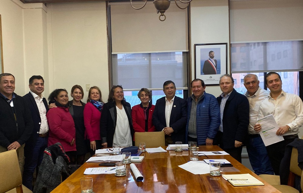 Senador De Urresti, autoridades  y dirigentes se reúnen con ministra de Obras Públicas para destrabar proyectos de Agua Potable Rural en Lanco y Paillaco