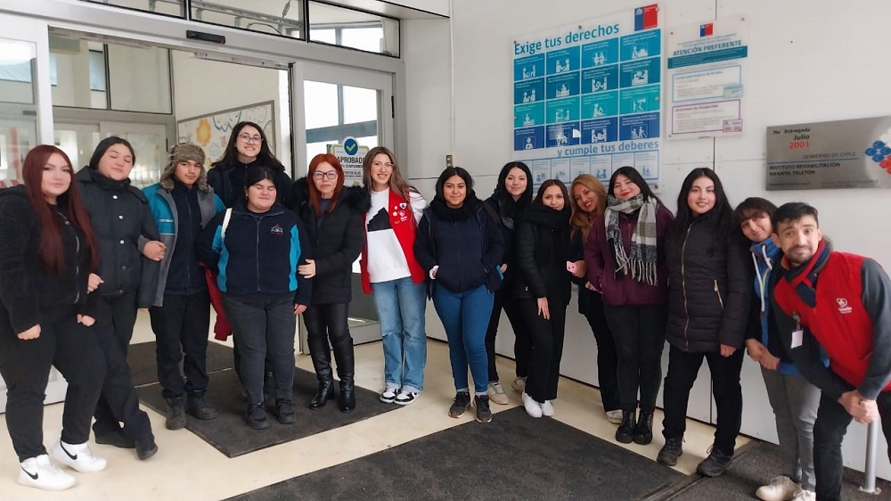 Estudiantes de Atención de Párvulos del Liceo Bicentenario Padre Alcuino visitaron el Centro Teletón de Temuco