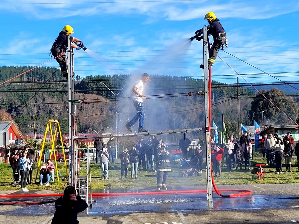 Bomberos de Malalhue realiza tradicional bautizo de 12 nuevos voluntarios