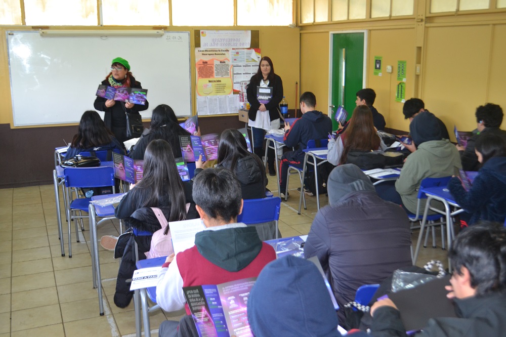 Fundación Luksic entrega sets personalizados con información útil a estudiantes del Liceo Bicentenario Camilo Henríquez de Lanco