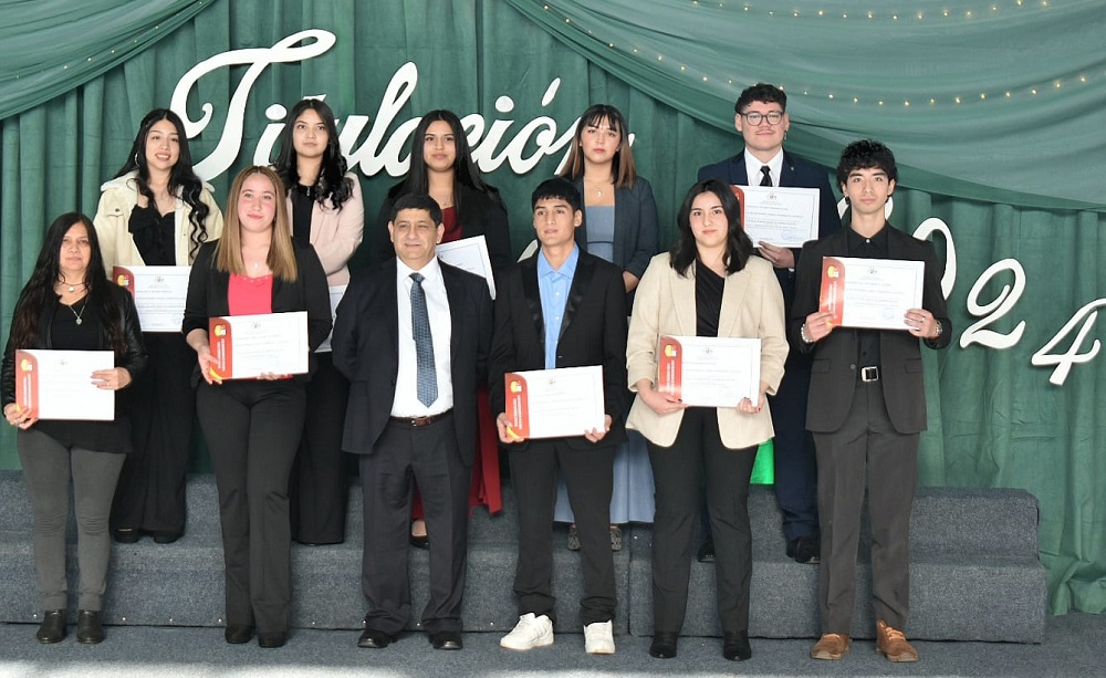 Liceo Bicentenario Camilo Henríquez tituló a 52 estudiantes en sus tres especialidades