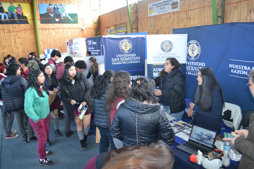 Todo un éxito la XII versión de la Feria de Educación Superior, organizada por el Liceo Bicentenario Camilo Henríquez