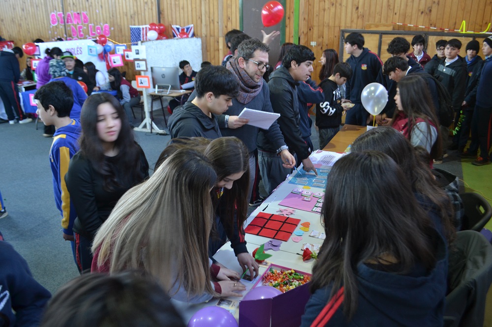 Liceo Bicentenario Camilo Henríquez realizó la versión XVI de la Feria Humanista