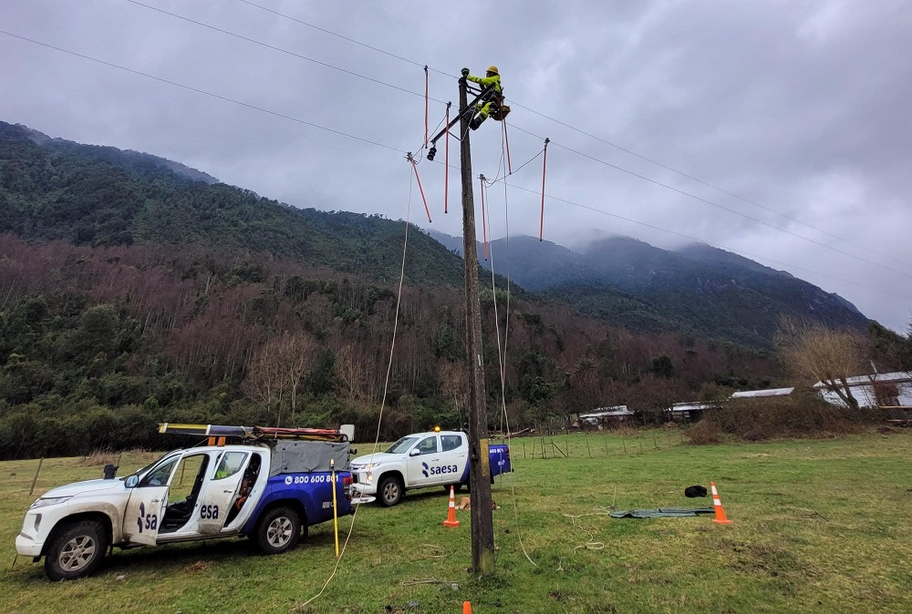 Saesa informa avances de su plan de reconstrucción de infraestructura y normalización del servicio eléctrico en la región de Los Ríos