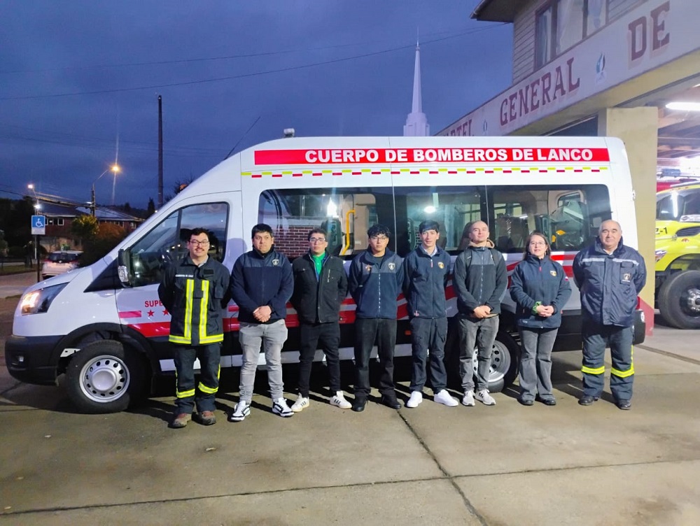 Nuevo móvil del Cuerpo de Bomberos de Lanco brindará comodidad a voluntarios en capacitación