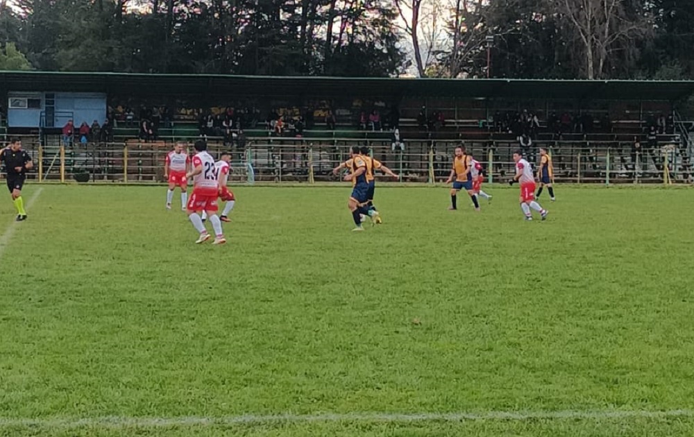 Selecciones de Fútbol de Lanco juegan de visita el próximo domingo en Panguipulli