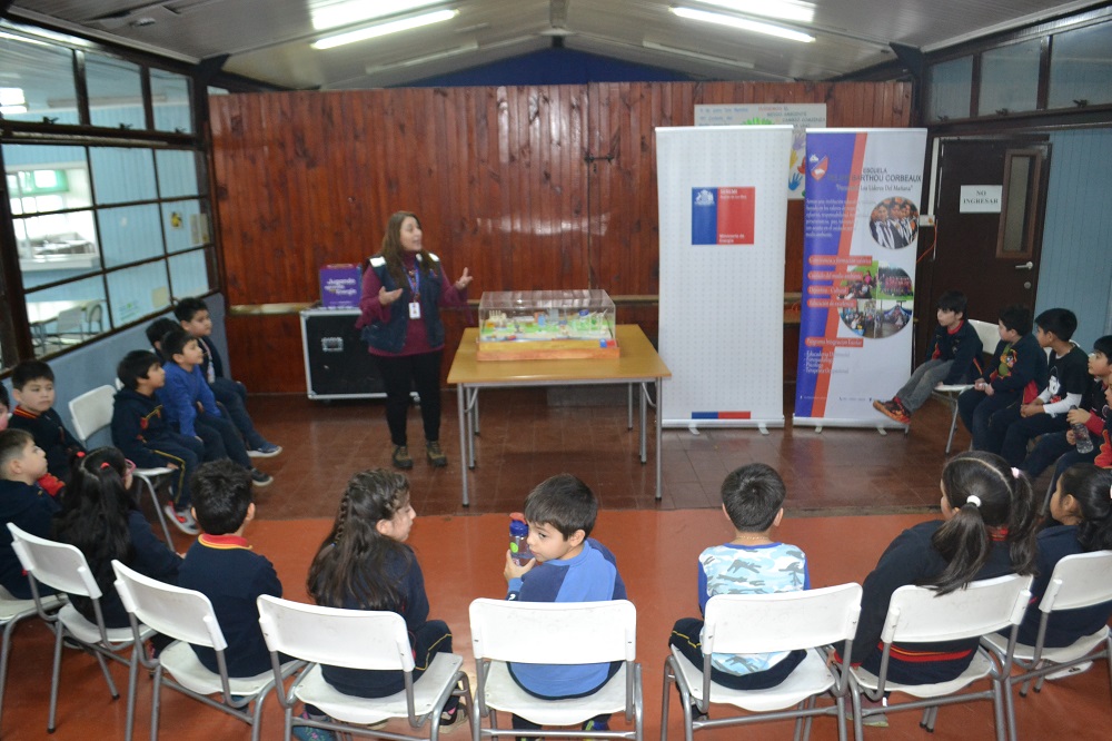 Estudiantes de la escuela Felipe Barthou participan en Taller Interactivo sobre energía, con la Seremi Claudia Lopetegui