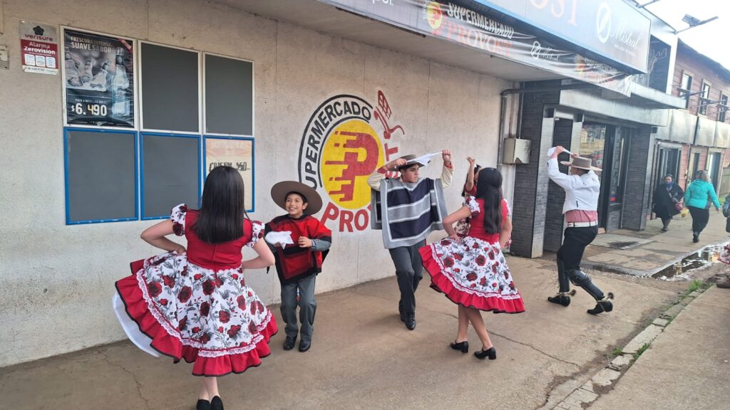 Club de Danza «Los Millacolitos» dio la bienvenida al mes de la Patria con Esquinazo en Malalhue