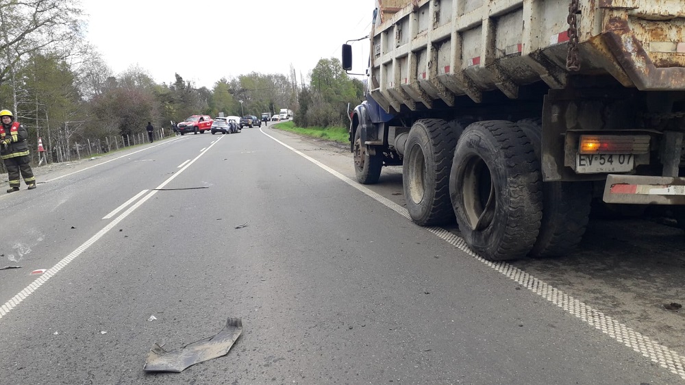 Una persona resulta lesionada en colisión entre automóvil y camión tolva cerca de Malalhue