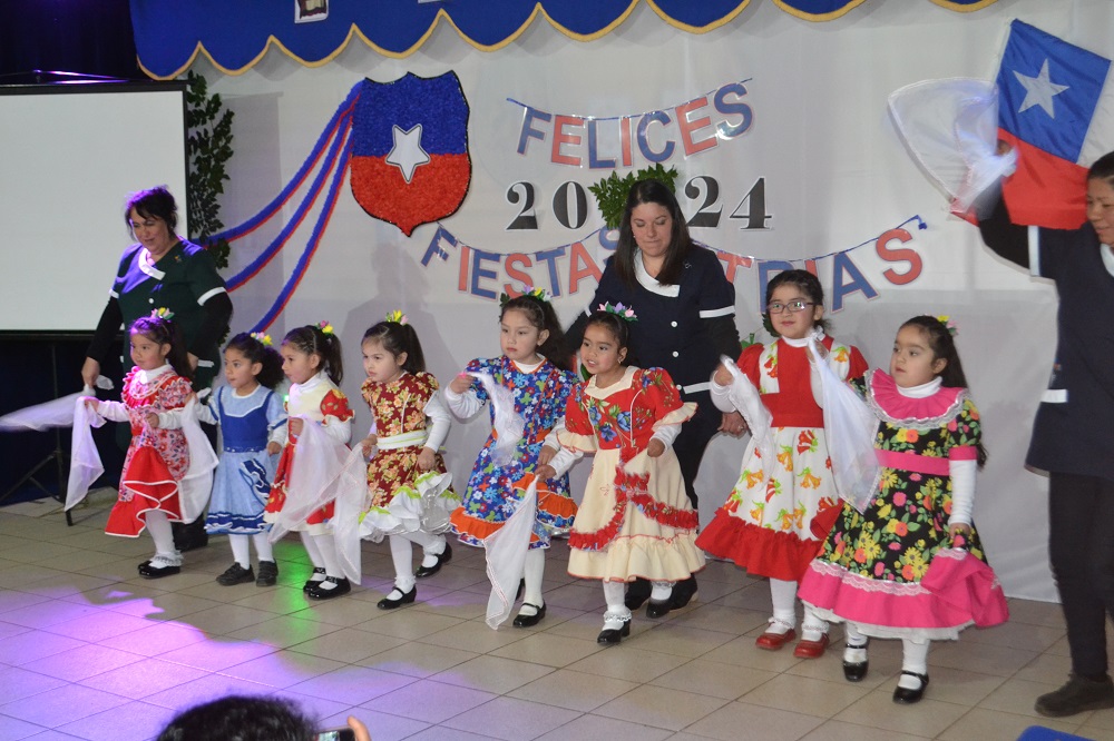 Escuela Rural de Antilhue y Jardín Infantil We-Liwen realizaron acto de la Chilenidad