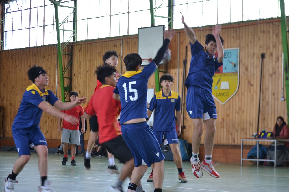 Liceo Bicentenario Camilo Henríquez representará a Lanco en el Zonal de Balonmano Juvenil en damas y varones.