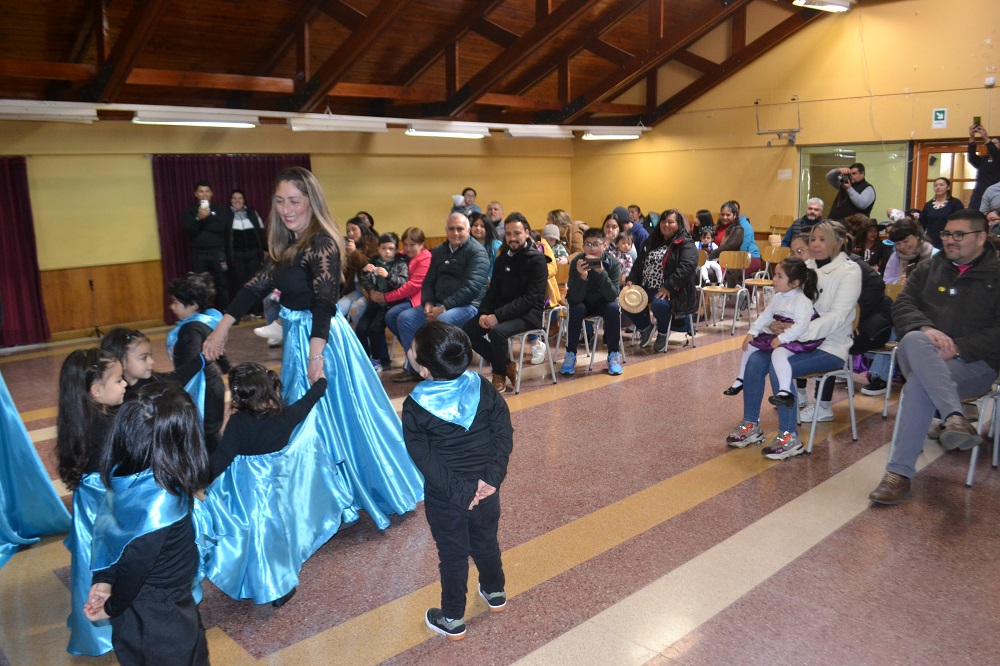 Comunidad educativa de la Sala Cuna y Jardín «Universo Infantil» de Malalhue celebró acto de la chilenidad