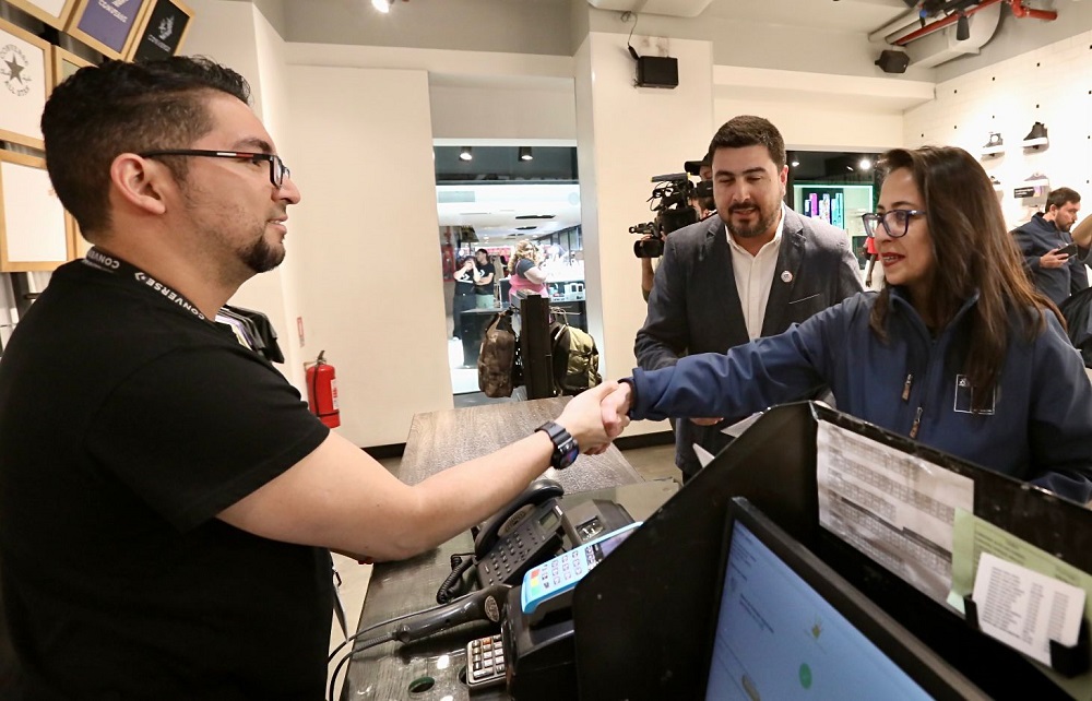 Malls y strip center estarán cerrados el domingo 27 y trabajadores y trabajadoras contarán con 3 horas para votar en las elecciones