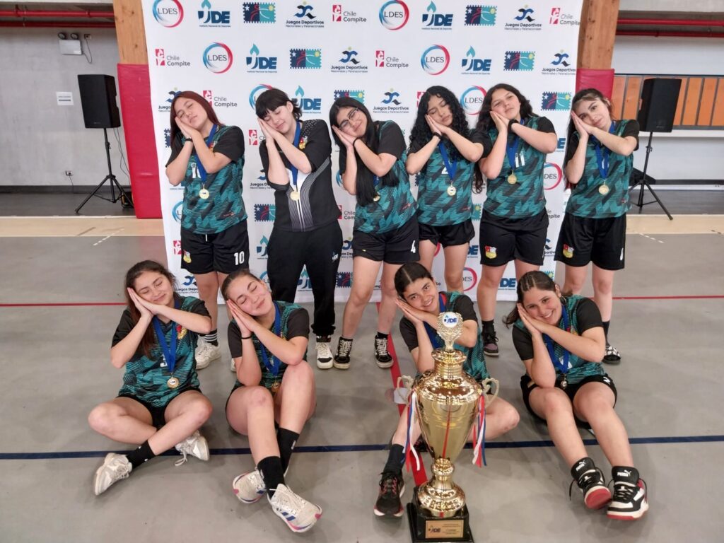 Selección femenina de balonmano del Liceo Bicentenario Camilo Henríquez de Lanco se corona campeona regional en los Juegos Escolares 2024