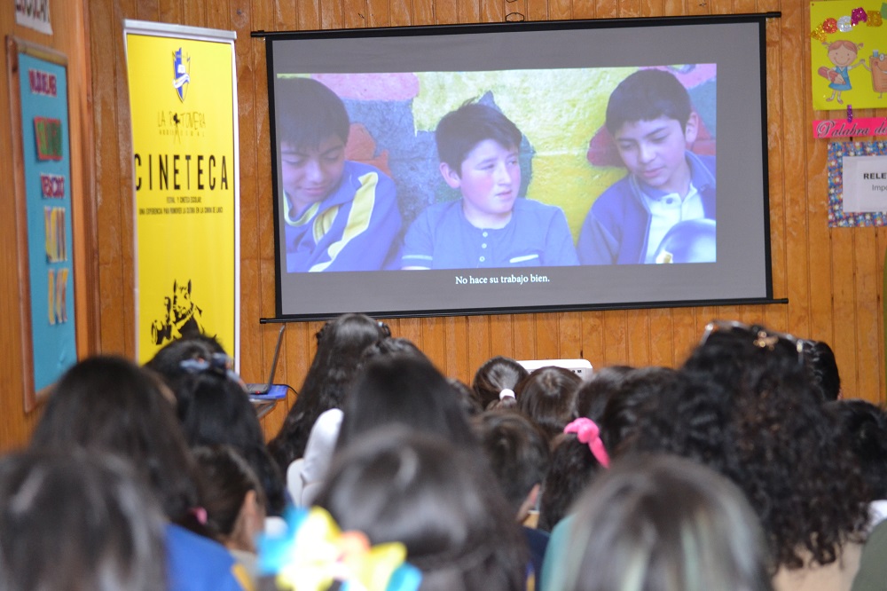 Proyecto Cineteca de la Escuela Alberto Córdova inicia su recorrido por escuelas rurales de Lanco