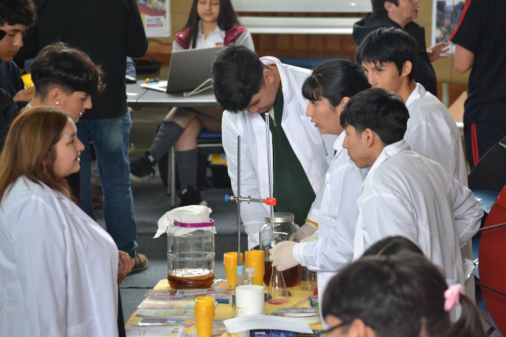 Liceo Bicentenario Camilo Henríquez realiza exitosa 17ª Feria Científica con innovadoras propuestas estudiantiles