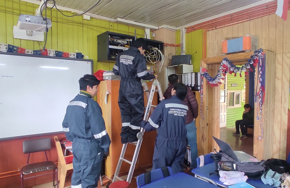 Estudiantes de Conectividad y Redes del Liceo República del Brasil, mediante ABP realizan mantenimiento del sistema de internet en la Escuela Alberto Córdova