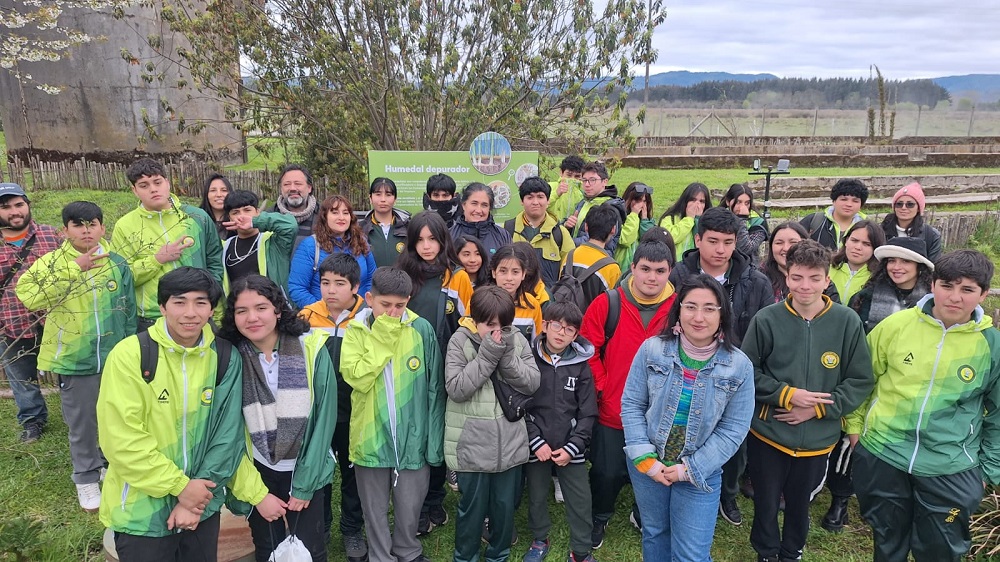 Estudiantes visitan el Centro de Humedales Río Cruces en Valdivia, como parte del Proyecto Ambiental de la Cooperativa APR de Malalhue