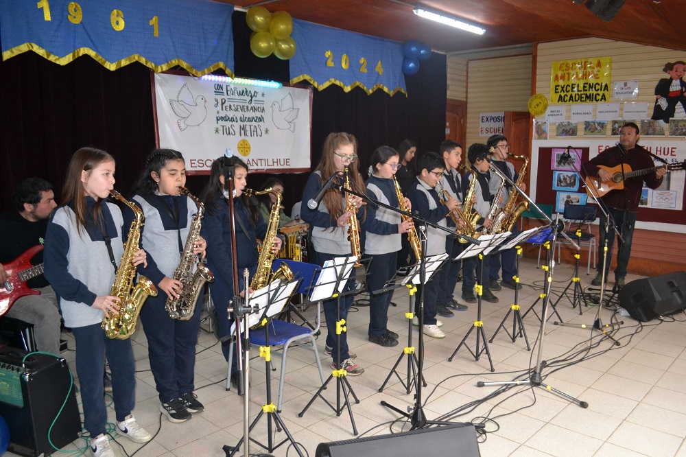 Escuela de Antilhue celebró su 63º aniversario con un Concierto Musical y reconocimiento de SAESA por la Eficiencia Energética