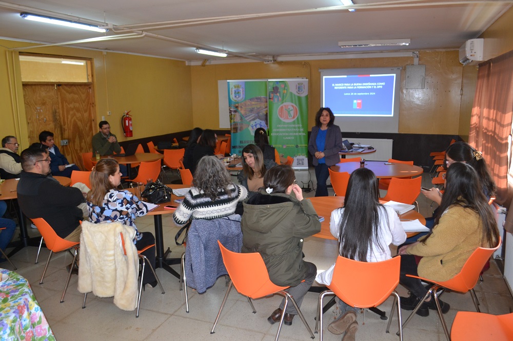 Equipos directivos de colegios municipales analizaron parte de la política integral de educación, con profesional de DEPROV Valdivia