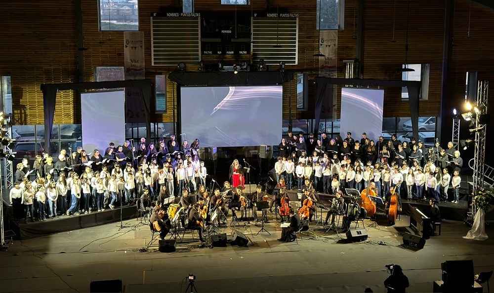 Colegio María Reina de Purulón participa en la cantata musical «Otro Viento Cantará» por el 17° aniversario de la región de Los Ríos