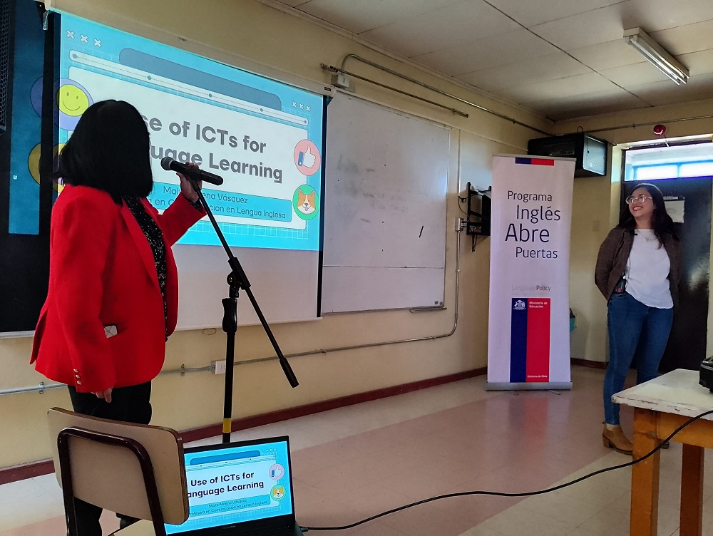 Docente de inglés de colegios rurales de Lanco participa en Jornada Regional de Redes de Inglés en Valdivia