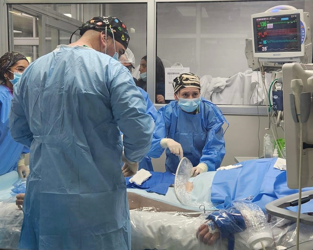 Equipo UCI Adulto del Hospital Base Valdivia realiza exitoso manejo y gestión de traslado de paciente con falla cardiopulmonar